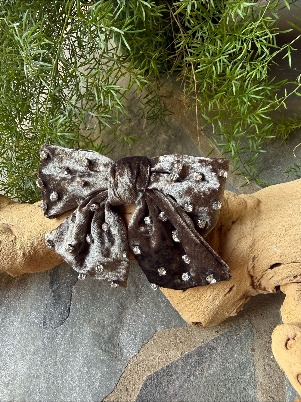 New๐Anthropologie-Embellished Velvet Bow Barrette